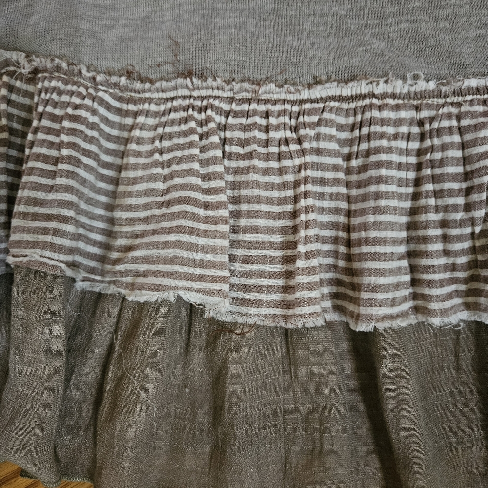 Easel Gray Ruffle Hem Tank Top - Picture 3 of 4